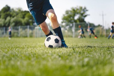 Genç Seviye Futbolcu Tekmeleyen Top. Futbolcu Striker 'ın Bacakları Eğitim Oyunu. Spor Koşu Topunun yakın plan görüntüsü. Futbol Eğitim Oturumu