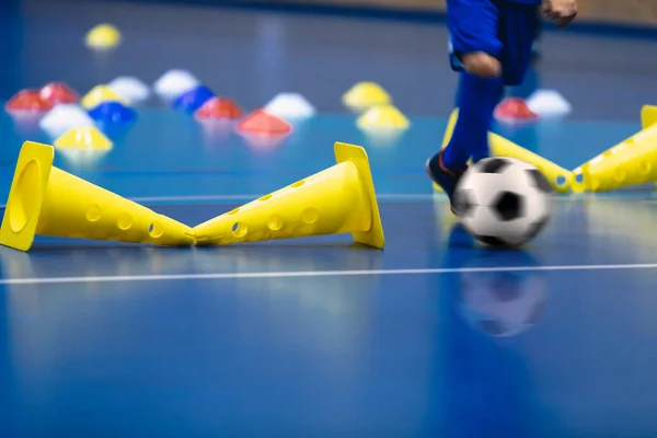 Futsal Nachwuchs Läuft Ball Auf Trainingsplatz Holzfußboden Der Halle Gelbe — Stockfoto