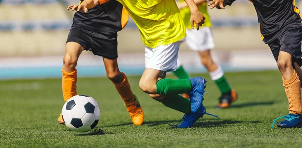 Crianças Jogadores Futebol Duelo Futebol Correndo Atrás Bola Jogo Estádio — Fotografia de Stock