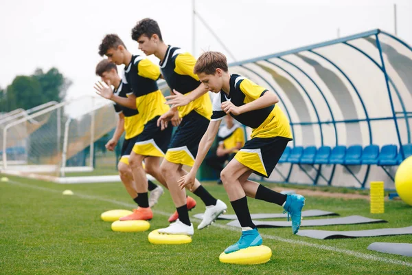 Εκπαίδευση Αθλητικού Ισοζυγίου Σταθερότητα Ποδόσφαιρο Εκπαίδευση Για Μαξιλάρι Ισορροπίας Νέοι — Φωτογραφία Αρχείου