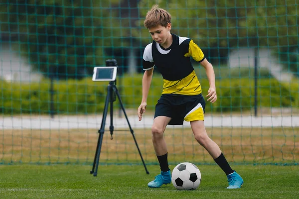 Νέα Τεχνολογία Στην Προπόνηση Ποδοσφαίρου Έφηβος Τρέχει Μπάλα Ποδοσφαίρου Tablet — Φωτογραφία Αρχείου