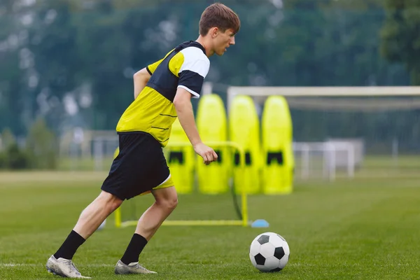 Αγόρια Που Τρέχουν Μπάλα Ποδοσφαίρου Στο Χώρο Προπόνησης Νεαρός Αθλητής — Φωτογραφία Αρχείου