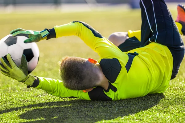 Portero Fútbol Atrapando Pelota Young Boy Goalkkeeper Saving Goal Inglés —  Fotos de Stock