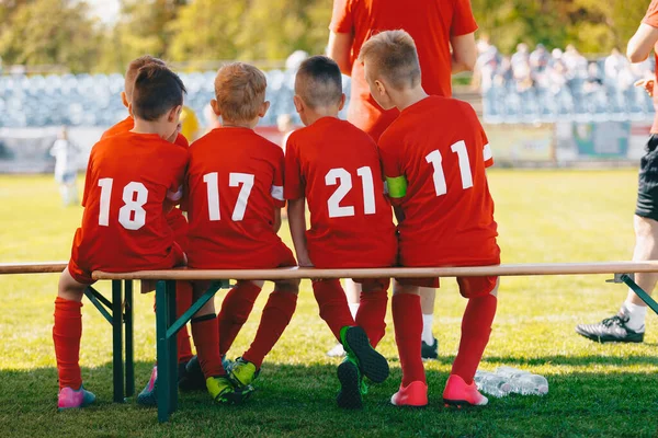 若いサッカーチーム木製のベンチに座っている 若いサッカー選手 子供のためのサッカーマッチ トーナメントサッカーの試合に出場する ユースサッカークラブサッカー選手 — ストック写真