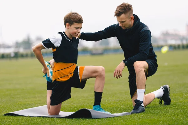 Treinador Futebol Com Jogador Jovem Boy Football Field Stretching Exercise — Fotografia de Stock