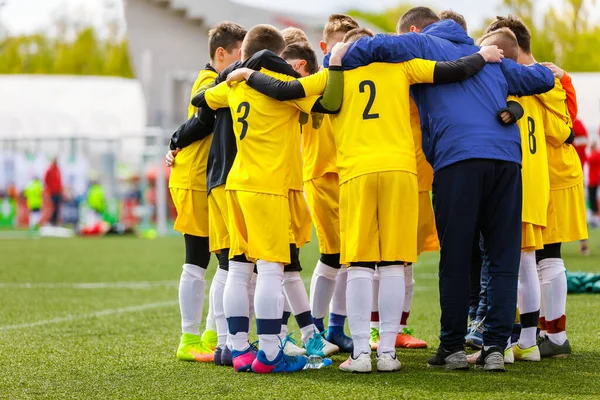 Tonårspojkar Sportlaget Pojkar Som Kurar Ihop Sig Cirkel Med Tränaren — Stockfoto