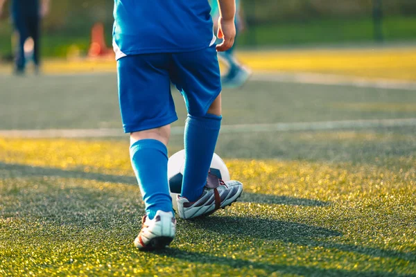 Niño Practicando Deportes Niños Jugando Pelota Fútbol Campo Hierba Entrenamiento —  Fotos de Stock