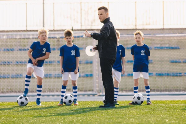 Jongeman Voetbalcoach Legt Trainingsregels Uit Aan Een Groep Kinderen Jongens — Stockfoto