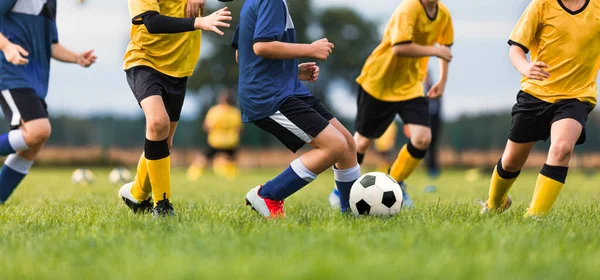 Bambini Che Giocano Calcio Toruanment Game Bambini Felici Che Calciano — Foto Stock