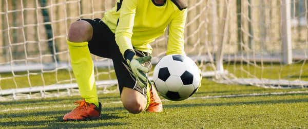 サッカーボールをキャッチする若いサッカーのゴールキーパー 目標にボールを保存アクションでサッカーゴアリー — ストック写真