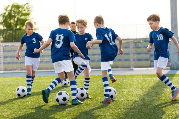 Группа Игроков Футбольной Команды Тренировке Тренером Счастливые Дети Играют Футбол — стоковое фото