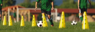 Gençlik Futbolu Sporcuları Koşu ve Top Sürüyor Antrenman Talimi Konileri Sırasıyla