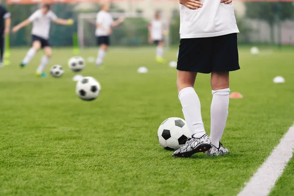 Piłkarze Boisku Treningowym Grupa Piłkarzy Kicking Soccer Balls Practice Unit — Zdjęcie stockowe