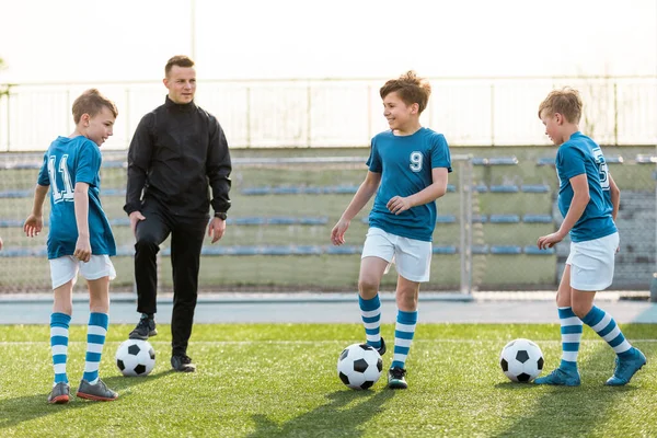 Счастливые Футбольные Дети Улыбаются Тренировках Группа Школьников Практикует Футбол Молодым — стоковое фото