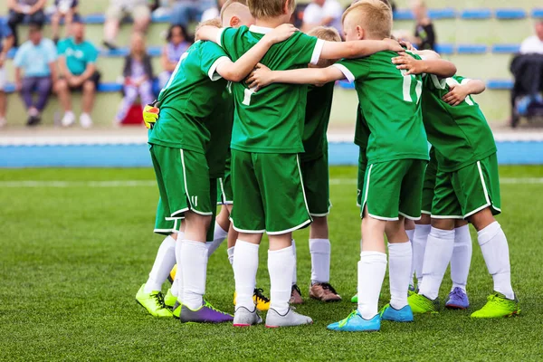 Kinderen Hebben Een Bijeenkomst Een Sportteam Jongens Spelen Teamsport Buiten — Stockfoto