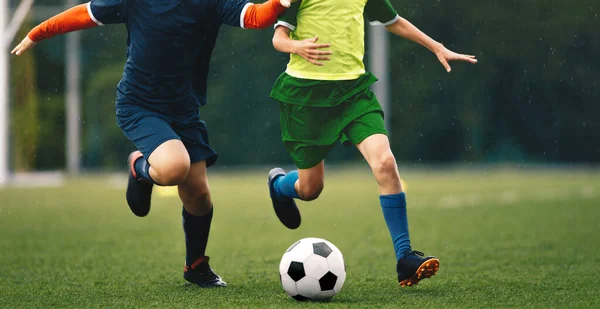 Jogador Futebol Duelo Chuva Jovens Futebolistas Duelo Com Bola — Fotografia de Stock