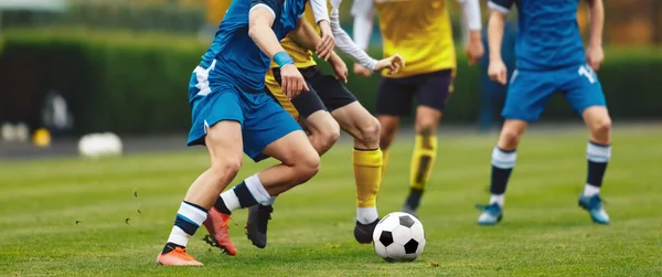 Junge Erwachsene Fußballer Treten Auf Dem Platz Gegeneinander Bundesligaspiel Teenager — Stockfoto