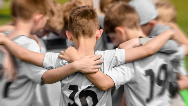 Junior Sports Team Feiert Den Sieg Glückliche Kinder Kuscheln Und — Stockfoto