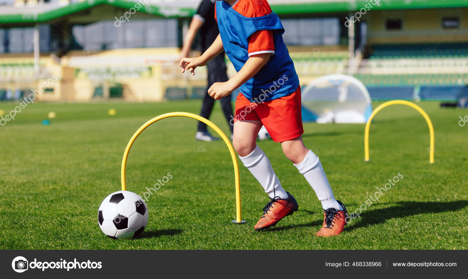 Meninos Jogando Bola De Futebol No Local De Treinamento. Jovem