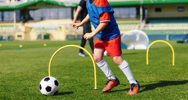 Bambino Che Gioca Calcio Nell Unità Allenamento Scuola Educazione Fisica — Foto Stock