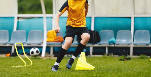 Genç Futbolcu Antrenman Sahasında Koşuyor Genç Çocuk Spor Malzemesi Kullanarak — Stok fotoğraf