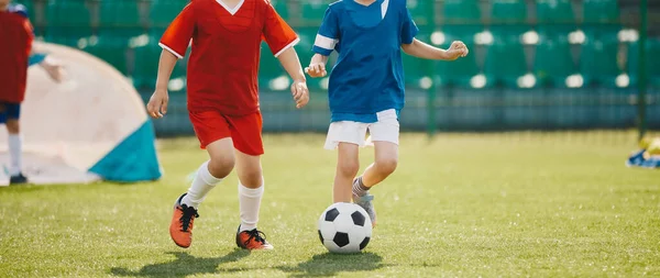 Crianças Felizes Esporte Camisas Vermelhas Azuis Jogando Futebol Grama Educação — Fotografia de Stock