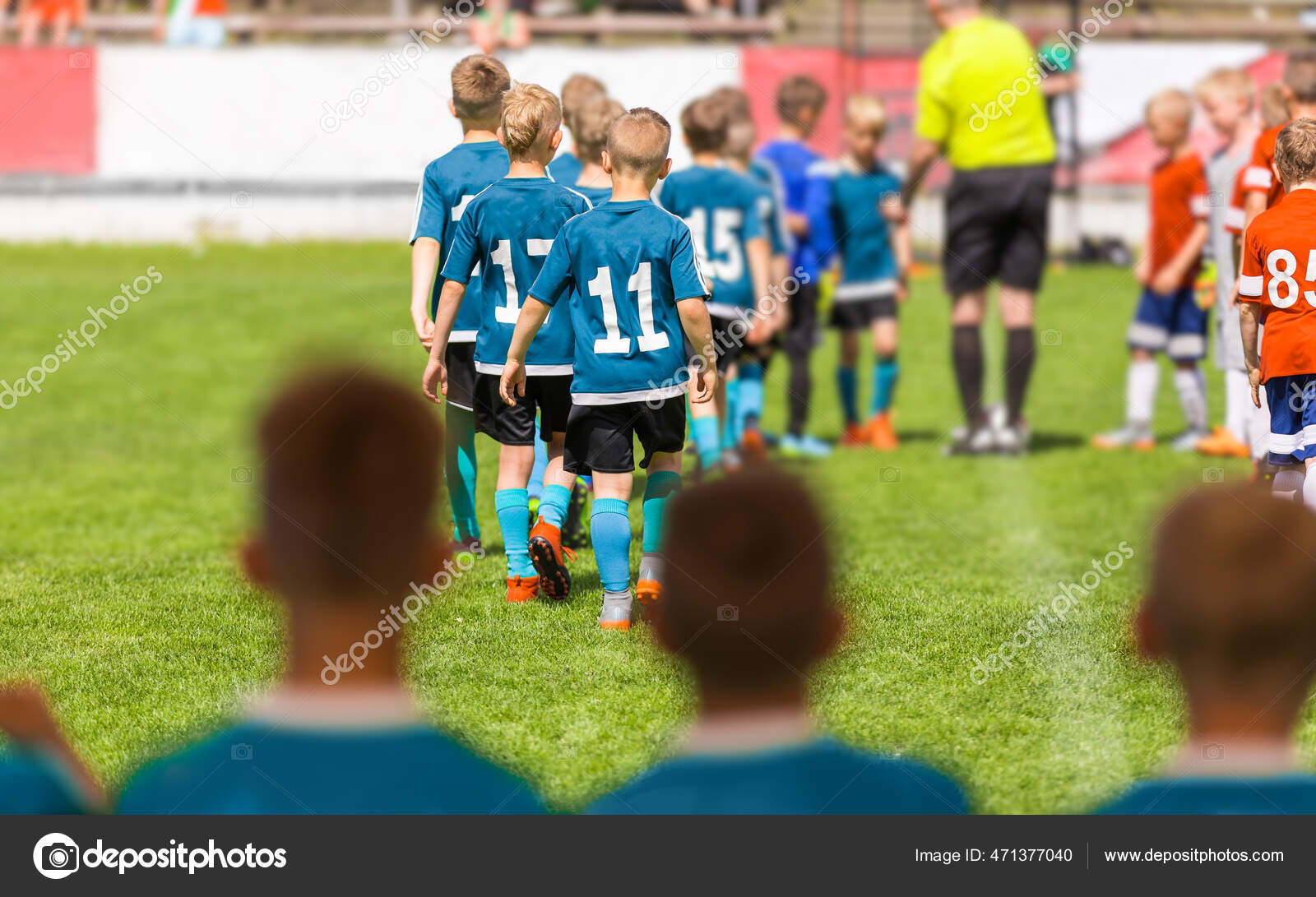 Grupo Jogadores Futebol Infantil Caminhando Campo Antes Jogo Duas Equipes  fotos, imagens de © matimix #471377040