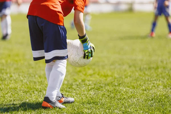 Νεαρός Ποδόσφαιρο Αγόρι Goalkeper Holding Ball Στα Γάντια Χέρι Σχολικά — Φωτογραφία Αρχείου