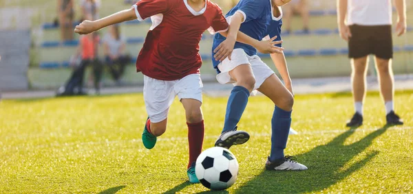 Two Boys Running Ball Practice Field Entrenador Pie Segundo Plano — Foto de Stock