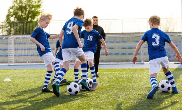 Unidad Formación Del Club Fútbol Juvenil Niños Practicando Fútbol Con —  Fotos de Stock