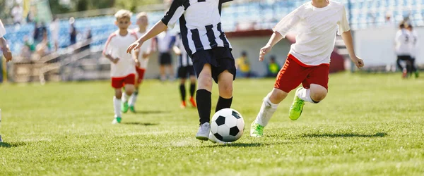 少年足球联赛小组赛 足球运动员在锦标赛上跑步 — 图库照片
