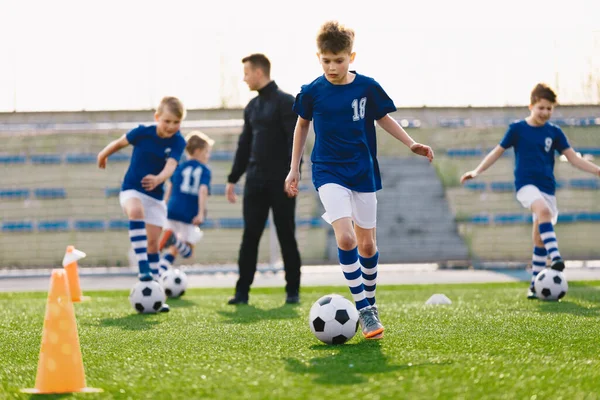 Szkoła Dla Dzieci Grać Zespołowo Sport Stadionie Piłkarskim Happy Boys — Zdjęcie stockowe