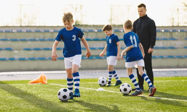 Молодые Спортивные Мальчики Синей Спортивной Одежде Бегают Пинают Мяч Поле — стоковое фото