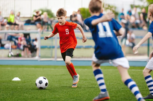 Молодий Хлопчик Бігає Швидко Кидає Футбольний Траву Футбольний Турнір Молодіжних — стокове фото