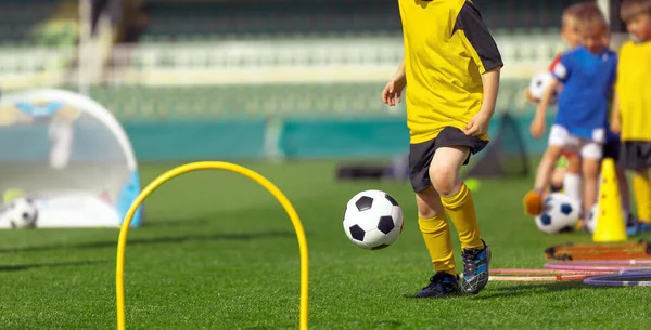 Sala Entrenamiento Fútbol Niños Practicando Deportes Grupo Niños Campamento Entrenamiento — Foto de Stock