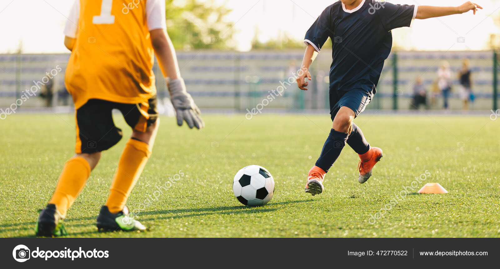 Dois jogadores de futebol a correr e a chutar uma bola de futebol. Pernas  de dois jovens jogadores de futebol em um jogo. Futebol europeu jovens  jogadores pernas em ação fotos, imagens