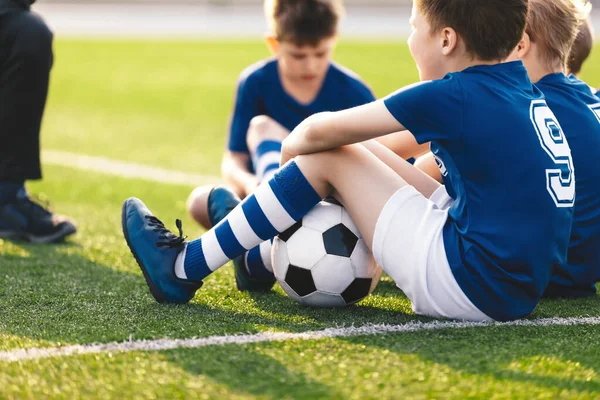 Děti Sedí Hřišti Trávě Kluci Tričkách Blue Football Jersey Šťastné — Stock fotografie