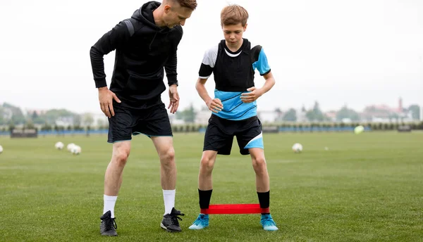 Adolescente Com Treinador Futebol Sessão Alongamento Jovens Jogadores Futebol Treinando — Fotografia de Stock