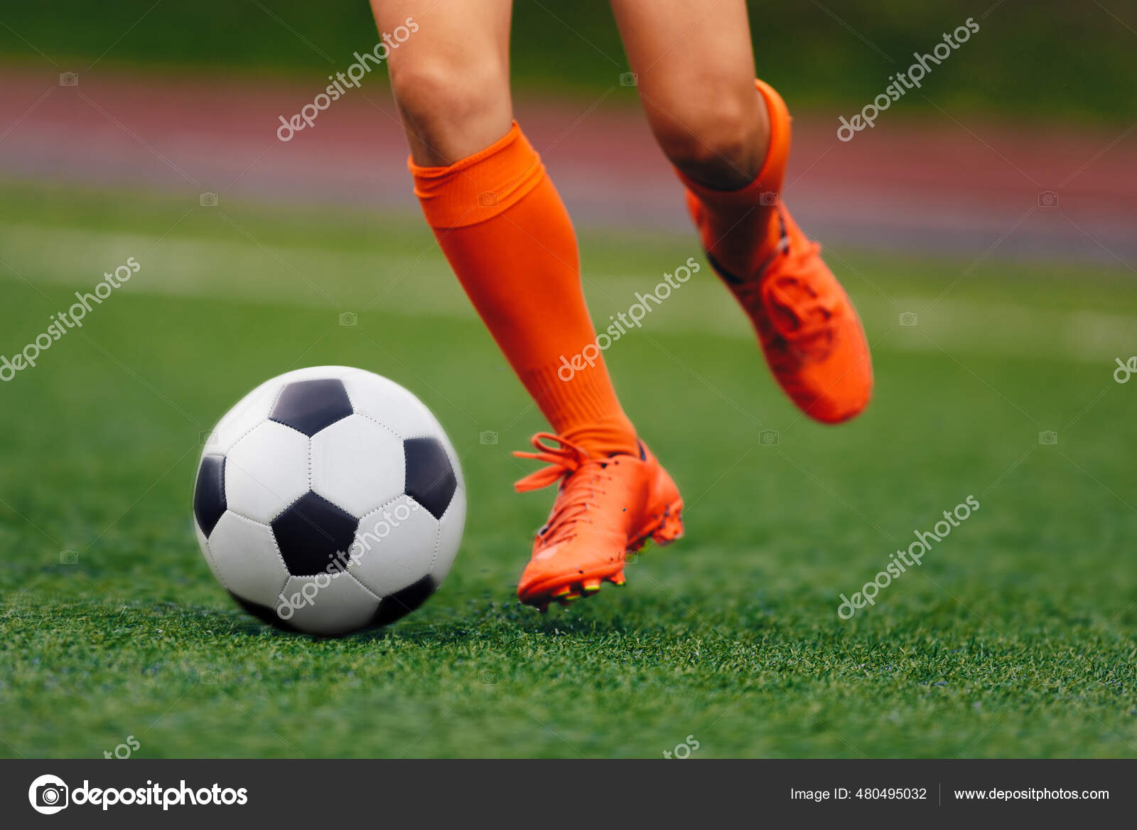 Jogador De Futebol Pronto Para Jogar Com a Bola De Futebol Foto de