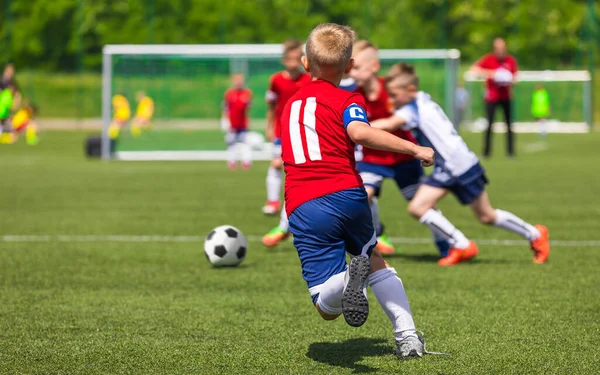 Grupa Chłopców Piłki Nożnej Czerwonych Mundurach Gra Szkolna Turniej Piłka — Zdjęcie stockowe