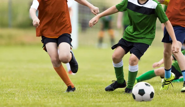 Grupp Ungdomar Fotbollsspelare Som Springer Efter Bollen Unga Pojkar Fotbollsmatch — Stockfoto