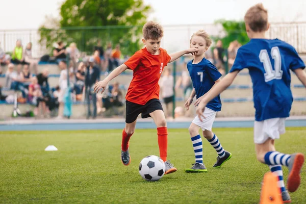 Група Хлопчиків Двох Дитячих Футбольних Командах Змагаються Матчі Футбольного Турніру — стокове фото