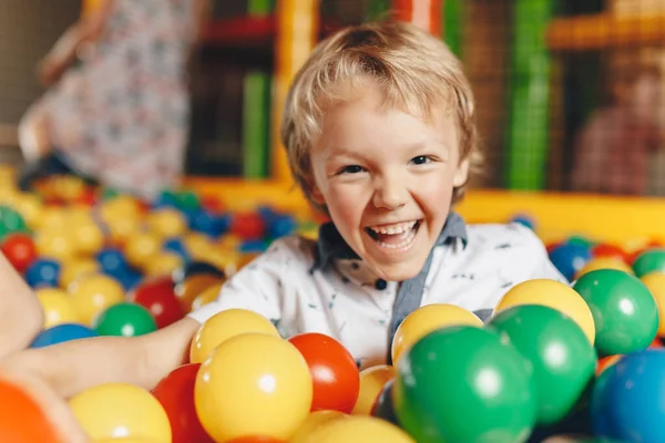 Счастливый Малыш Играет Площадке Игры Бильярд Счастливый Ребенок Играет Бильярд — стоковое фото
