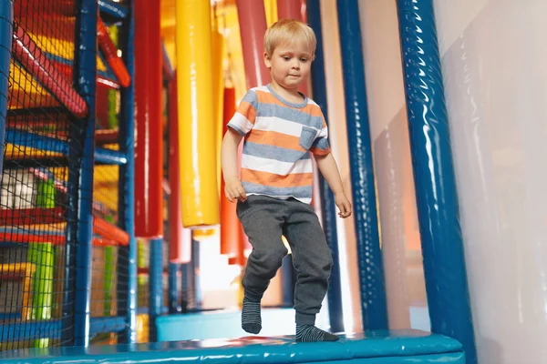 Счастливый Маленький Мальчик Играет Крытой Детской Площадке Тропе Прыжков Ребенок — стоковое фото