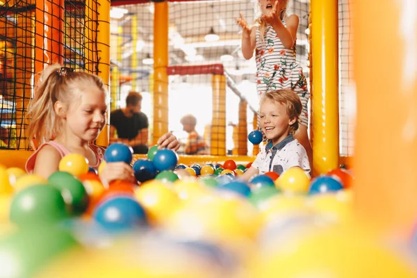 Счастливые Дети Играют Бассейне Мальчики Девочки Играют Разноцветными Пластиковыми Шариками — стоковое фото