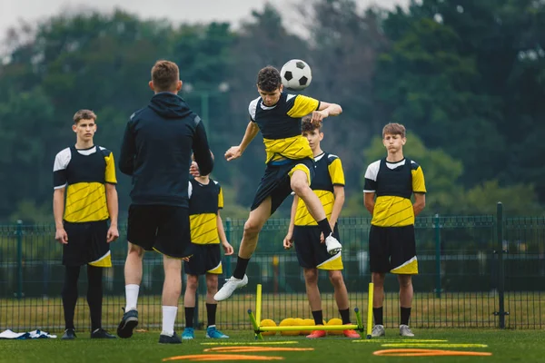 Nastoletni Piłkarze Trenują Headshoty Młody Zawodnik Skacze Wysoko Głowę Piłkę — Zdjęcie stockowe
