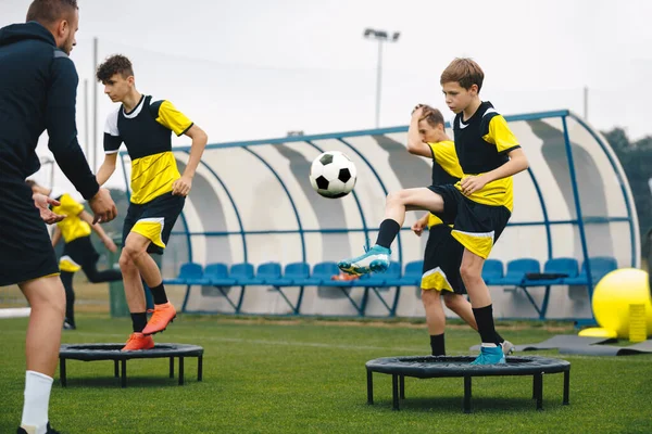 Football Club Παίκτες Στη Μονάδα Κατάρτισης Αγόρια Τρέχουν Γρήγορα Στην — Φωτογραφία Αρχείου
