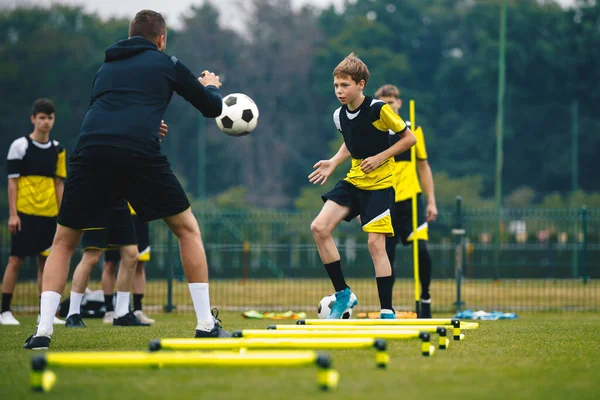 Teenager Campo Allenamento Calcio Ragazzi Praticano Calcio Con Giovani Allenatori — Foto Stock