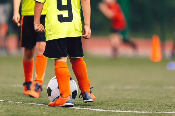 Jugadores Fútbol Deportivo Entrenamiento Niños Kicking Soccer Balls Practice Session — Foto de Stock