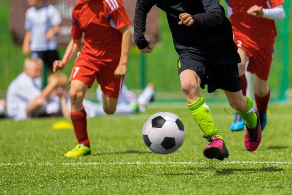 Partita di calcio per bambini. Allenamento e torneo di calcio — Foto Stock